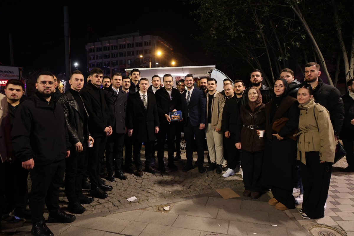 📍Kocaeli, İzmit Kent Meydanı 🙋🏻‍♂️

Gençlik Karavanı’mızda gençlerimize içimizi ısıtacak çaylarımızı ikram ettik.

Bitmeyen enerjimizle her zaman, her yerde gençlerle.🚀