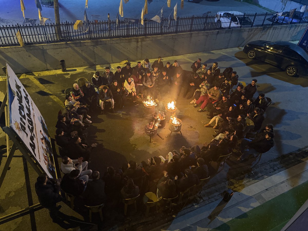akgencesenyurtt's tweet photo. İlçe Başkanımız Sn. @togaycobann , Gençlik Kolları İl Başkan Yardımcımız Sn. @kurtulmussb , Kadın Kolları İlçe Başkanımız Sn. @YldrmHarika , Gençlik Kolları İlçe Başkanımız Sn @msaygultr , Sorumlu İl Yönetim Kurulu Üyemiz Sn. @ahmethcinar ve teşkilat mensuplarımız ile Aydınlık Akşamları programımızda bir araya geldik.

Ateşin etrafında kurulan samimi halkada; fikirlerimizi paylaştık, hedeflerimizi konuştuk, kardeşliğimizi pekiştirdik. Gençliğin heyecanı ve dava bilinciyle, istişare kültürümüzü bir kez daha ortaya koyduk.
Her kıvılcım umut oldu, her sohbet yarınlara dair kararlılığımızı güçlendirdi.

Aydınlık akşamlarımızda kurduğumuz bu birlik ruhuyla; daha güçlü, daha kararlı ve daha inançlı bir şekilde yolumuza devam ediyoruz. 🔥