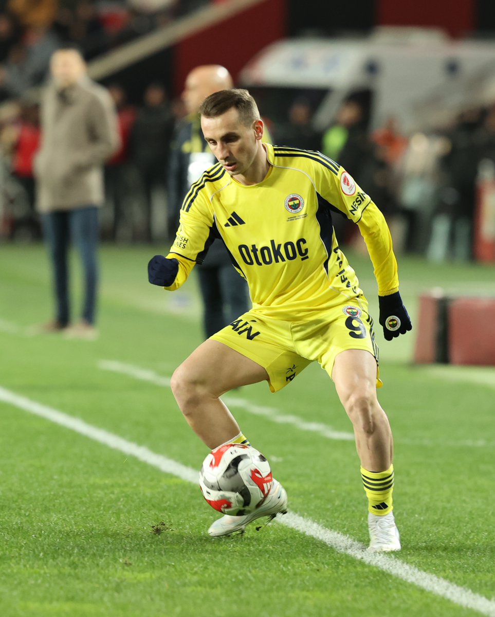 Kerem Aktürkoğlu bu akşam 'anahtar pas' şov yapıyor. Forvet oynamaya başladığından bu yana Benfica'daki döneminden esintiler var.