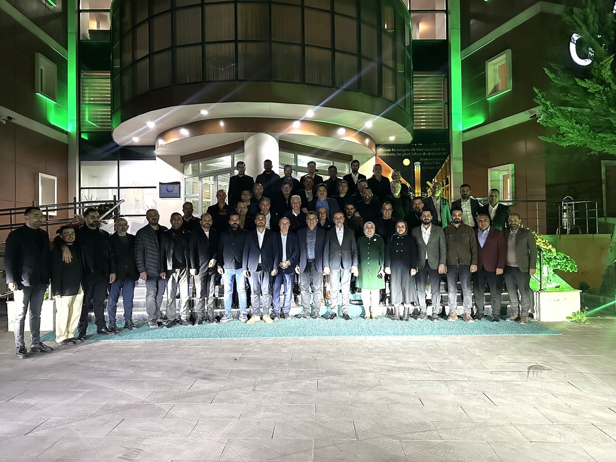 ozangulacti's tweet photo. 📍Adana

Birlikte omuz omuza yürüdüğümüz dava ve yol arkadaşlarımızla aynı iftar sofrasında bir araya geldik. 

Ramazan ayının manevi ikliminde, dava ve yol arkadaşlarımızla aynı sofrada buluşmak; davamıza olan bağlılığımızı ve yarınlara olan inancımızı bir kez daha tazelememize vesile oldu. 

Rabbim birliğimizi ve beraberliğimizi daim eylesin.