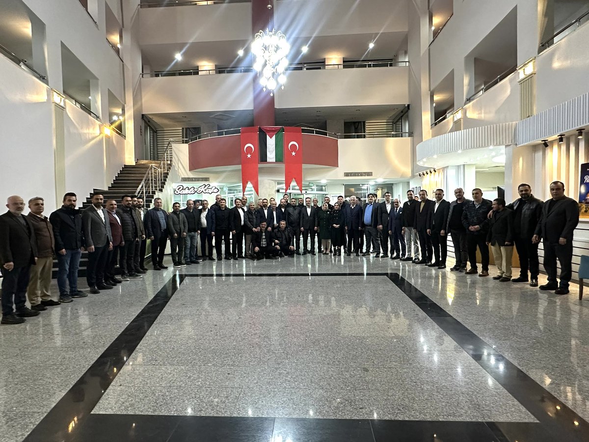 📍Adana

Birlikte omuz omuza yürüdüğümüz dava ve yol arkadaşlarımızla aynı iftar sofrasında bir araya geldik. 

Ramazan ayının manevi ikliminde, dava ve yol arkadaşlarımızla aynı sofrada buluşmak; davamıza olan bağlılığımızı ve yarınlara olan inancımızı bir kez daha tazelememize