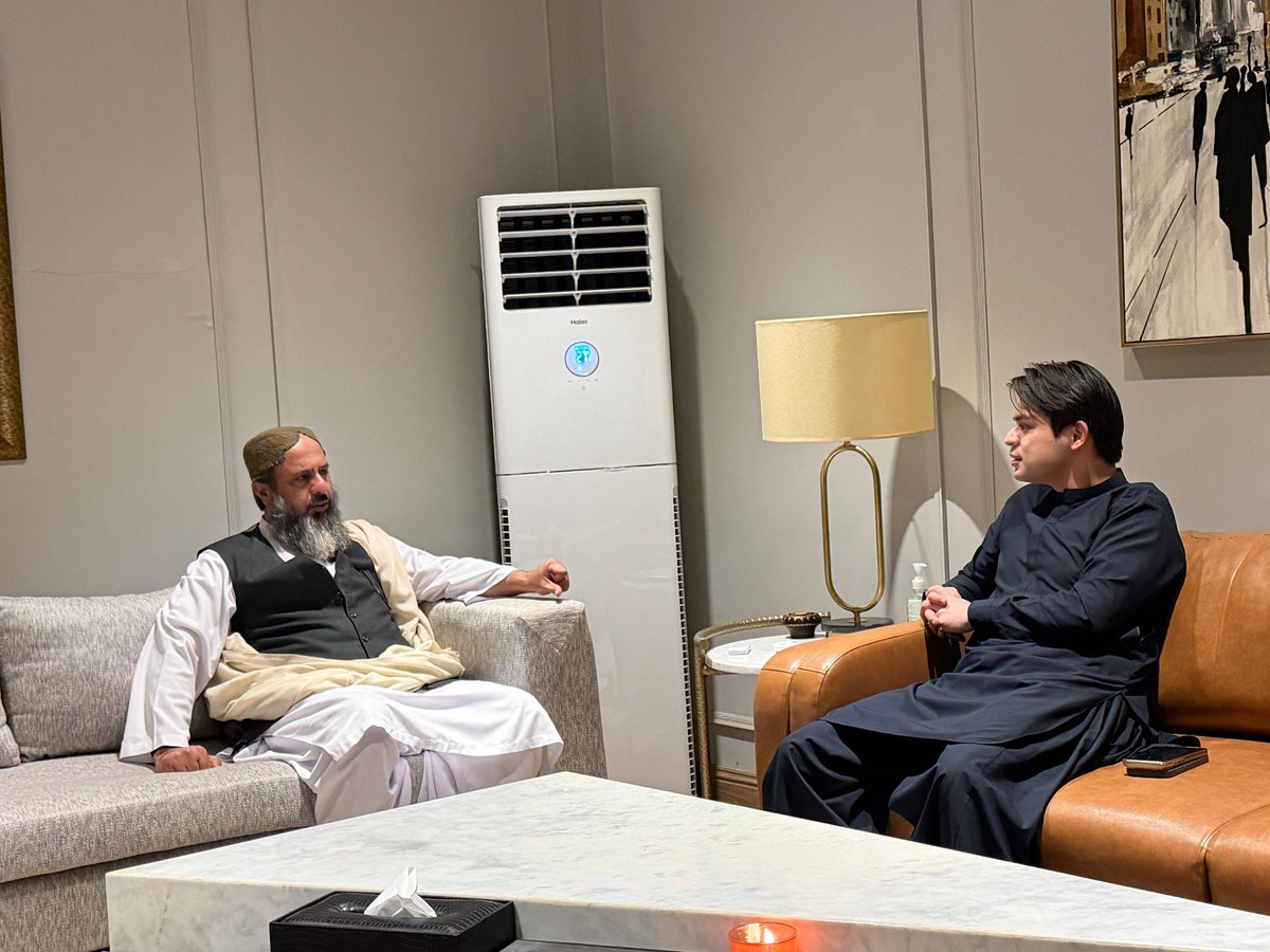 JamalRaisani's tweet photo. اسلام آباد میں میرے شہید والد کے دیرینہ دوست اور میرے بڑے بھائی میر شفیق الرحمان مینگل سے ملاقات کی۔ میر شفیق الرحمان مینگل کو پاکستان پیپلزپارٹی شمولیت پر مبارکباد دی۔ ملاقات میں بلوچستان کی مجموعی سیاسی اور امن و امان کی صورتحال تبادلہ خیال کیا۔ این اے256 خضدار کے ضمنی انتخاب پر تفصیلی گفتگو کی۔ انشاءاللہ اس بار این اے 256 پر پیپلزپارٹی میدان مارے گی اور میر شفیق الرحمان مینگل ہمارے کامیاب امیدوار ہوں گے۔