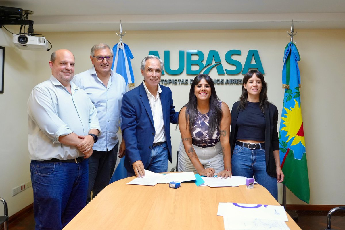 Nueva obra para potenciar la conectividad en la zona sur del AMBA 🛣️🚧

Junto a <a href="/ceriani_pablo/">Pablo Ceriani</a>, <a href="/abarcawalter/">Walter Abarca</a> y la intendenta de Quilmes <a href="/evamieri/">Eva Mieri</a>, firmamos un convenio para construir un nuevo acceso en el km 25, que vinculará la autopista Bs. As. - La Plata con las colectoras y