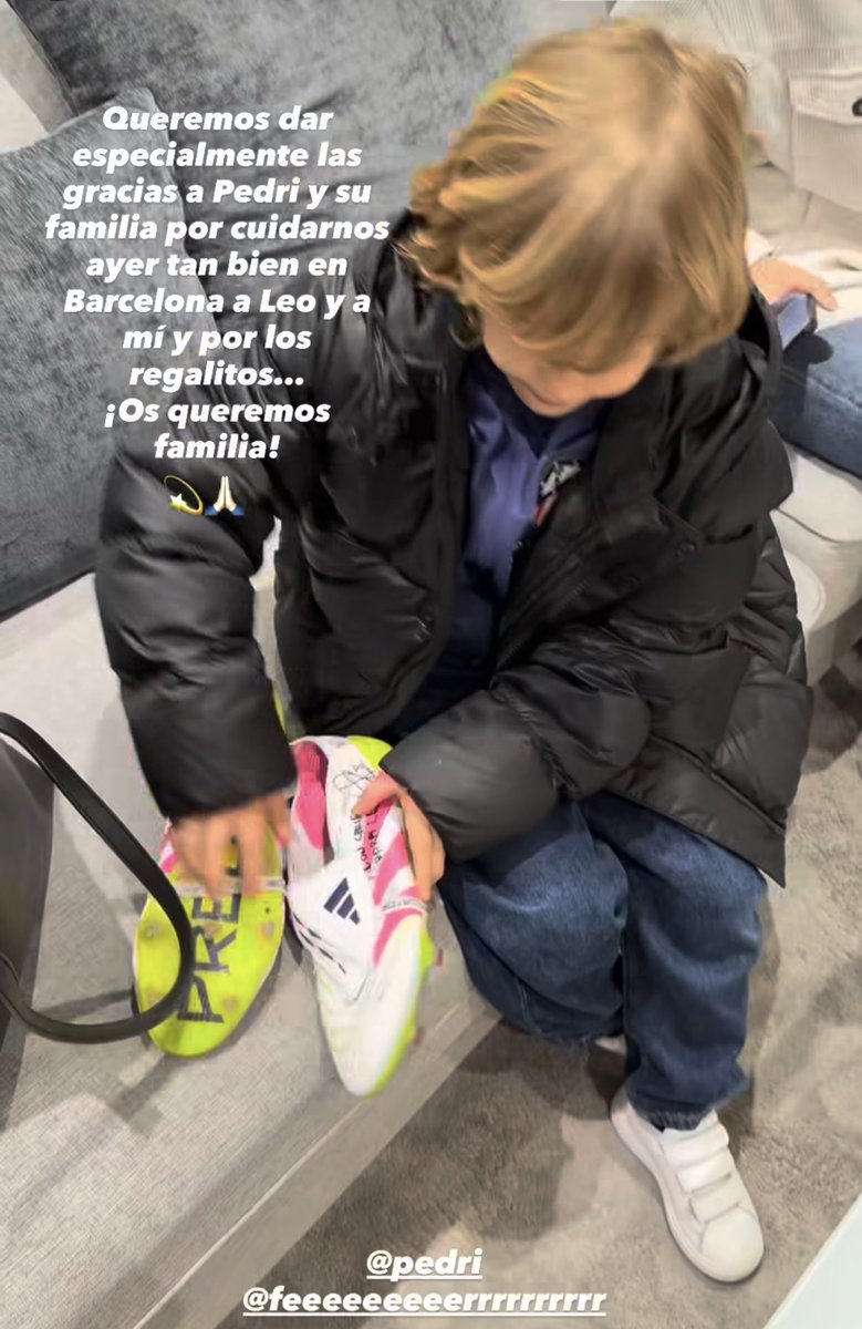 La femme de Koke IG :

« Nous tenons à remercier tout particulièrement Pedri et sa famille de s'être si bien occupés de nous hier à Barcelone, de Leo et moi, et pour les petits cadeaux, On vous aime, famille ! 💫🙏🏼 »