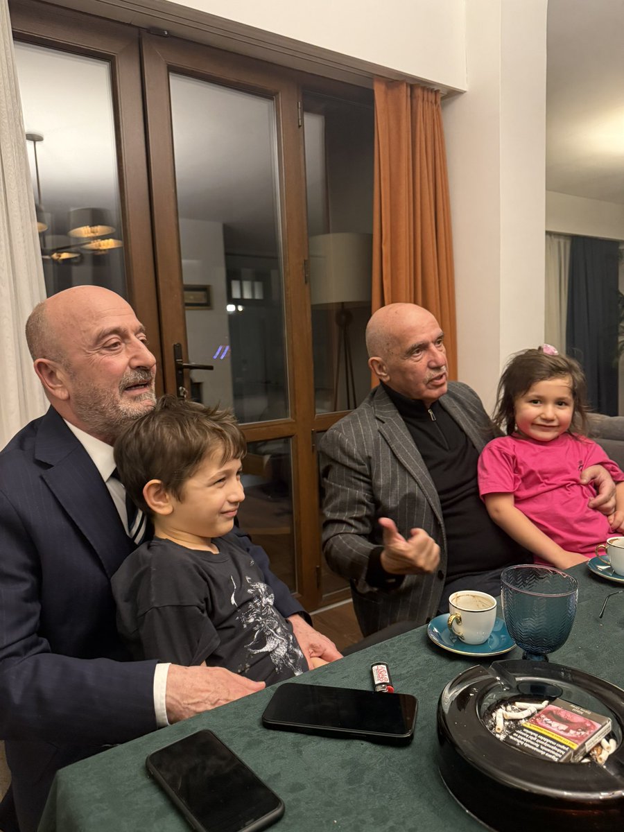 m_ilicali's tweet photo. Oğlum Nazif İlker; Eski Özel Kuvvetler Komutanı, emekli Korgeneral , OYAK Yönetim Kurulu Başkanı, hemşehrimiz Sayın Zekai Aksakallı paşamızla ailece yaptığımız iftara ev sahipliği yaptı. 

Geçmişi yâd edip, güncel konularda değerlendirme lerde bulunduk.

Ailece bizleri onurlandırması ve  doyumsuz sohbeti için  paşamıza ve hanımefendiye teşekkür ederiz.

Bu vesileyle bu güzel ülkemizin savunmasında;  görev başında   şehit ve gazi olan kahramanlarımızı; mübarek ramazan gecesinde; rahmet, minnet ve şükranla yâd ediyoruz.