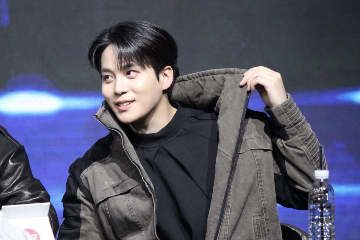 HOLYYYY FUCKINGGGG SHITTTT HES SO ATTRACTIVE