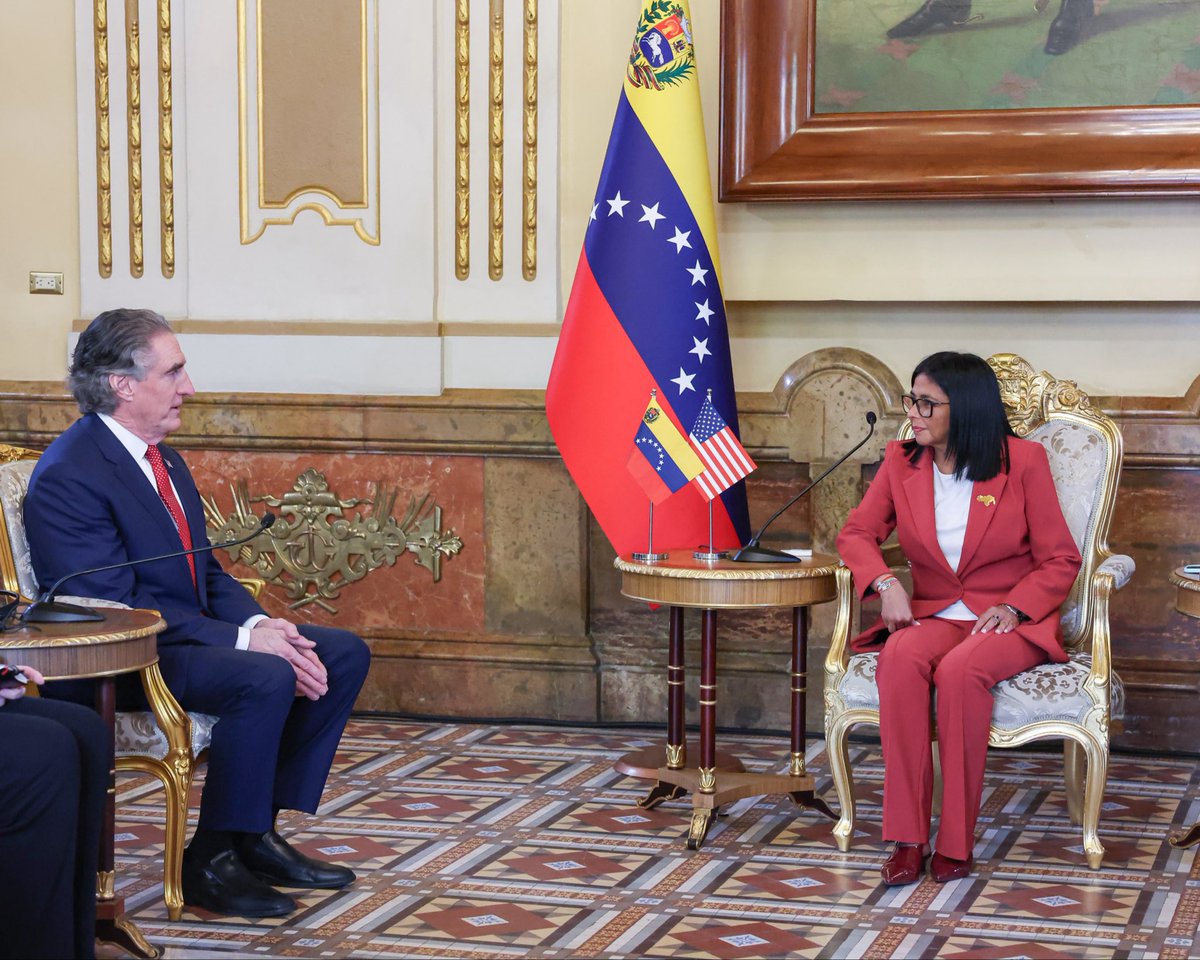 Naky's tweet photo. El secretario del Interior de Estados Unidos @SecretaryBurgum reunido con @delcyrodriguezv en Miraflores.
Han pasado apenas 60 días desde el 3 de enero de 2026.
#RodillaEnTierra https://t.co/5jIbOD6oKk