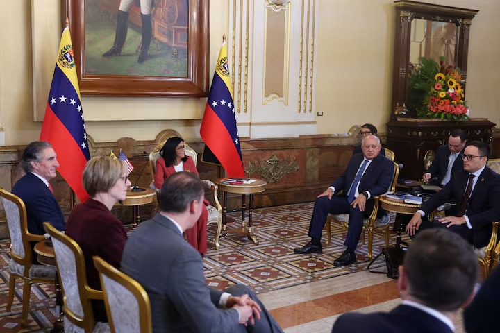 Naky's tweet photo. El secretario del Interior de Estados Unidos @SecretaryBurgum reunido con @delcyrodriguezv en Miraflores.
Han pasado apenas 60 días desde el 3 de enero de 2026.
#RodillaEnTierra https://t.co/5jIbOD6oKk
