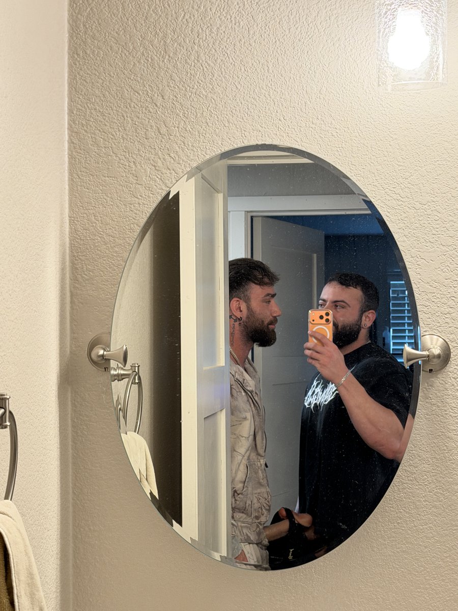 good boys will comment hi 🏳️‍🌈