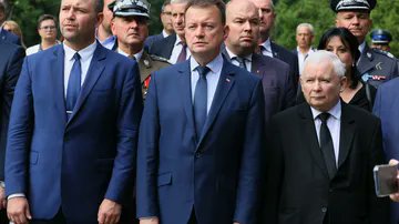 Polskie firmy zbrojeniowe mogłyby dostać kontrakty.
Pieniądze mogłyby zostać w Polsce.
Ale  Nawrocki i PiS wolą pompować kasę w Trumpa .
Sprzedają  Polskę za przelew za pomoc w przyszłych wyborach?
Patriotyzm made in PiS.