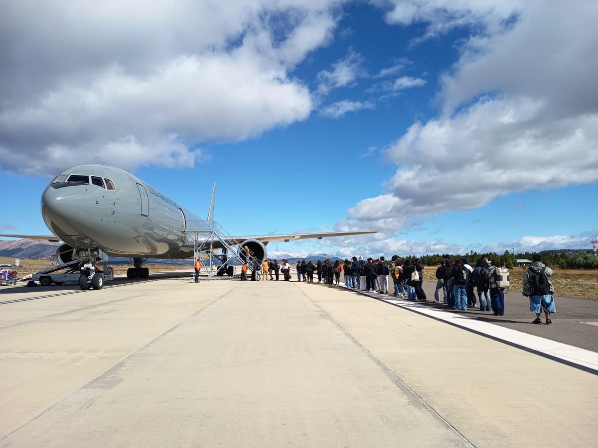 FACh_Chile's tweet photo. Estudiantes universitarios de la Región de #Aysén fueron trasladados por la #FACH desde #Balmaceda a #PuertoMontt y #Santiago en un Boeing 767 institucional, facilitando su retorno para el inicio del año académico y reforzando la conectividad con la zona austral del país. https://t.co/ISQYu1UE4y