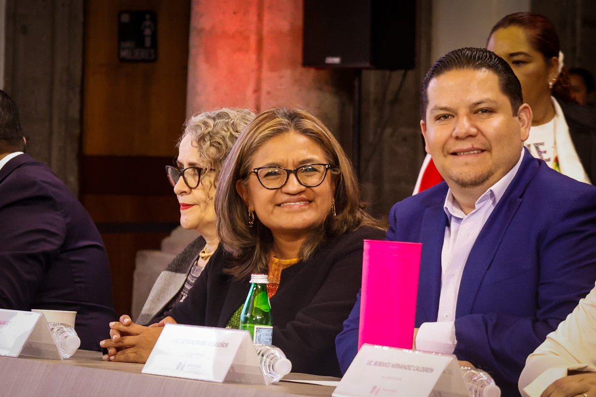 ALEIDAALAVEZ's tweet photo. 🌍⚽ Hoy participé en la Instalación del Gabinete de Coordinación de Alcaldías y Gobierno de la Ciudad de México rumbo al Mundial, con una visión en común: que este encuentro con el mundo deje una ciudad más justa, segura, incluyente y preparada para el futuro.

Nos estamos preparando con una estrategia integral que pone al centro la dignidad humana: una ciudad que combate la discriminación, protege a las infancias, promueve la convivencia, fortalece la seguridad y transforma el espacio público para que se viva mejor antes, durante y después del Mundial. 

Desde Iztapalapa aportaremos nuestra cultura, nuestra gastronomía y la calidez de nuestra gente. La pelota vuelve a casa. ⚽💜

#IztapalapaOrgulloDeLaTransformación