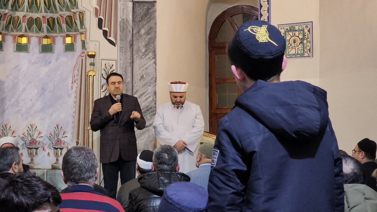 KutahyaValiligi's tweet photo. Valimiz Sayın Musa Işın, “Maarifin Kalbinde Ramazan” Programında Öğrencilerle Ulu Camii’nde Buluştu

Millî Eğitim Bakanlığı tarafından yürütülen “Maarifin Kalbinde Ramazan” etkinlikleri kapsamında öğrenciler, veliler ve eğitim camiası Kütahya Ulu Camii’nde düzenlenen teravih programında bir araya geldi.

Gerçekleştirilen programa Valimiz Sayın Musa Işın, İl Millî Eğitim Müdürü Sayın Mustafa Yılmaz, il protokolü, okul yöneticileri, öğretmenler, öğrenciler ve veliler katıldı.

Ramazan ayının manevi atmosferinde gerçekleştirilen programda öğrenciler aileleriyle birlikte saf tutarak teravih namazını eda etti.

Programda konuşan Valimiz Sayın Musa Işın, Ramazan ayının yalnızca bir ibadet zamanı değil; aynı zamanda kardeşliğin, yardımlaşmanın ve gönül bağlarının güçlendiği mübarek bir zaman dilimi olduğunu ifade etti. Ramazan’ın tüm âlemi kuşatan bir rahmet iklimi olduğunu belirten Sayın Valimiz, insanların birbirini sevmesi ve kardeşlik duygularını her zaman canlı tutması gerektiğini belirtti.

Gençlerin camilerde ve böylesi manevi ortamlarda bulunmasından duyduğu memnuniyeti dile getiren Valimiz Sayın Musa Işın, “Gençlerimizin burada olması bizler için büyük bir umut kaynağıdır. Gelecek nesillerimizin güzel yetiştiğini görmek bizleri mutlu ediyor. Biz Allah’a ne kadar bağlanırsak, aramızdaki sevgi ve kardeşlik bağları da o kadar güçlenir.” dedi.

Konuşmasında milli ve manevi değerlere de değinen Sayın Valimiz, “Bu milleti ayakta tutan en önemli değerler inancı, ilmi ve ahlakıdır. Bu değerlere sarıldığımız sürece bayrağımız da, milletimiz de dimdik ayakta kalacaktır.” ifadelerini kullandı.

Gençlerin zararlı alışkanlıklardan korunmasının önemine dikkat çeken Valimiz Sayın Musa Işın, ailelere ve topluma önemli sorumluluklar düştüğünü belirterek, gençlerin uyuşturucu, kumar ve benzeri kötü alışkanlıklardan uzak tutulması gerektiğini söyledi.

Program, yapılan duaların ardından hatıra fotoğraflarının çekilmesiyle sona erdi.