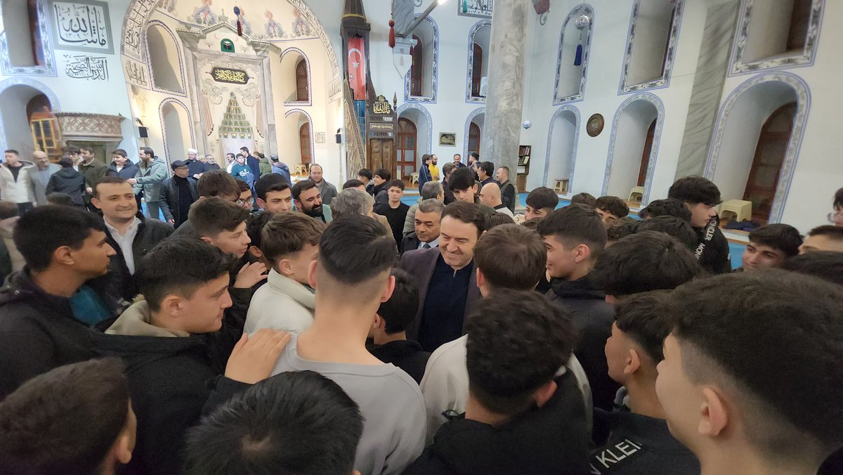 KutahyaValiligi's tweet photo. Valimiz Sayın Musa Işın, “Maarifin Kalbinde Ramazan” Programında Öğrencilerle Ulu Camii’nde Buluştu

Millî Eğitim Bakanlığı tarafından yürütülen “Maarifin Kalbinde Ramazan” etkinlikleri kapsamında öğrenciler, veliler ve eğitim camiası Kütahya Ulu Camii’nde düzenlenen teravih programında bir araya geldi.

Gerçekleştirilen programa Valimiz Sayın Musa Işın, İl Millî Eğitim Müdürü Sayın Mustafa Yılmaz, il protokolü, okul yöneticileri, öğretmenler, öğrenciler ve veliler katıldı.

Ramazan ayının manevi atmosferinde gerçekleştirilen programda öğrenciler aileleriyle birlikte saf tutarak teravih namazını eda etti.

Programda konuşan Valimiz Sayın Musa Işın, Ramazan ayının yalnızca bir ibadet zamanı değil; aynı zamanda kardeşliğin, yardımlaşmanın ve gönül bağlarının güçlendiği mübarek bir zaman dilimi olduğunu ifade etti. Ramazan’ın tüm âlemi kuşatan bir rahmet iklimi olduğunu belirten Sayın Valimiz, insanların birbirini sevmesi ve kardeşlik duygularını her zaman canlı tutması gerektiğini belirtti.

Gençlerin camilerde ve böylesi manevi ortamlarda bulunmasından duyduğu memnuniyeti dile getiren Valimiz Sayın Musa Işın, “Gençlerimizin burada olması bizler için büyük bir umut kaynağıdır. Gelecek nesillerimizin güzel yetiştiğini görmek bizleri mutlu ediyor. Biz Allah’a ne kadar bağlanırsak, aramızdaki sevgi ve kardeşlik bağları da o kadar güçlenir.” dedi.

Konuşmasında milli ve manevi değerlere de değinen Sayın Valimiz, “Bu milleti ayakta tutan en önemli değerler inancı, ilmi ve ahlakıdır. Bu değerlere sarıldığımız sürece bayrağımız da, milletimiz de dimdik ayakta kalacaktır.” ifadelerini kullandı.

Gençlerin zararlı alışkanlıklardan korunmasının önemine dikkat çeken Valimiz Sayın Musa Işın, ailelere ve topluma önemli sorumluluklar düştüğünü belirterek, gençlerin uyuşturucu, kumar ve benzeri kötü alışkanlıklardan uzak tutulması gerektiğini söyledi.

Program, yapılan duaların ardından hatıra fotoğraflarının çekilmesiyle sona erdi.