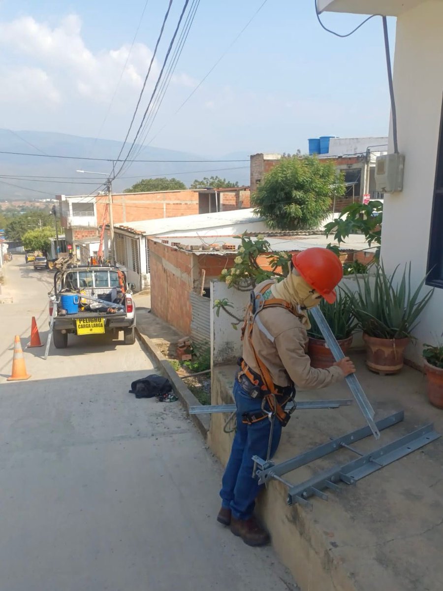 CENSGrupoEPM's tweet photo. 🔧 En Aguas Calientes, #Cúcuta, realizamos división de circuitos para fortalecer la confiabilidad del servicio ⚡

Redistribuimos carga y reducimos sobrecargas para brindar mayor estabilidad y continuidad a la comunidad. 💚

#CENS #CercaDeTi https://t.co/S4LA9WHMhn