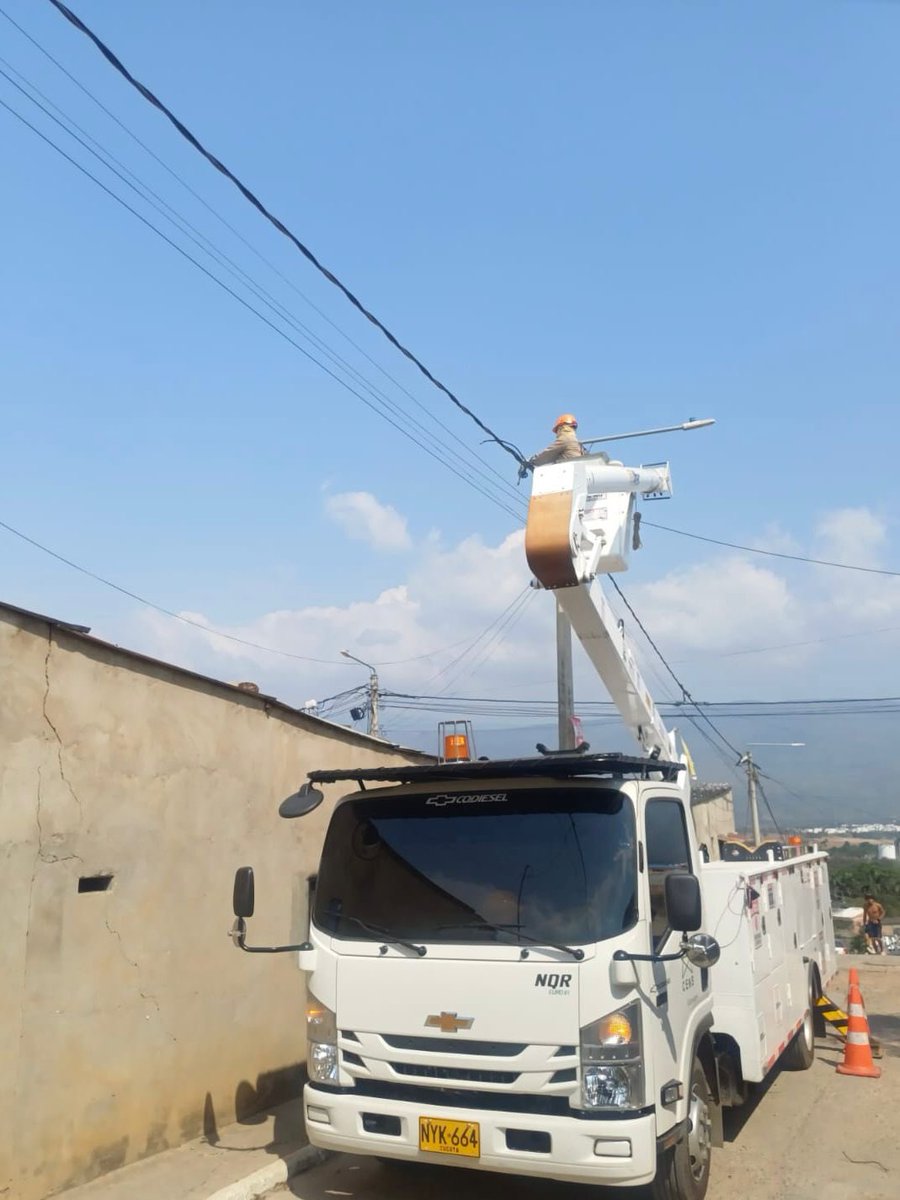 CENSGrupoEPM's tweet photo. 🔧 En Aguas Calientes, #Cúcuta, realizamos división de circuitos para fortalecer la confiabilidad del servicio ⚡

Redistribuimos carga y reducimos sobrecargas para brindar mayor estabilidad y continuidad a la comunidad. 💚

#CENS #CercaDeTi https://t.co/S4LA9WHMhn