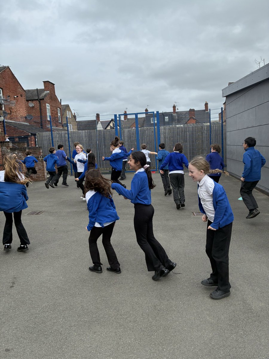 latimerprimary's tweet image. #ClassVL has been finding out how their hearts work. They had fun working out what happens to their heart rate when they exercise. #LatimerScience #Year6