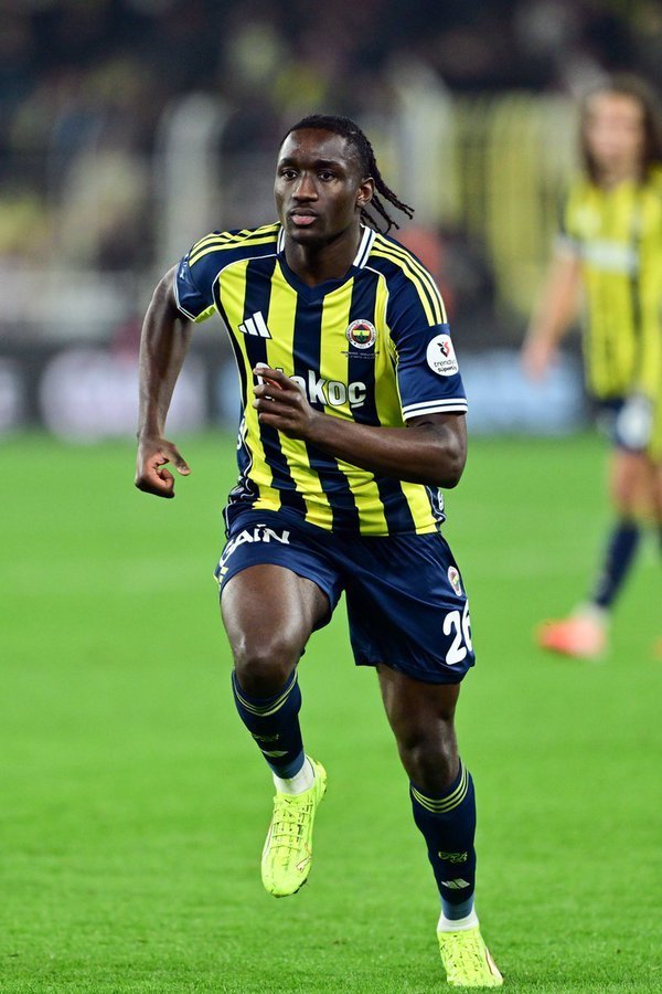 Onu kadiköydeki fenerbahce taraftarindan koruyabilirsek çok büyük bir santrafor olacak daha 19 yasinda
Sidiki cherif....