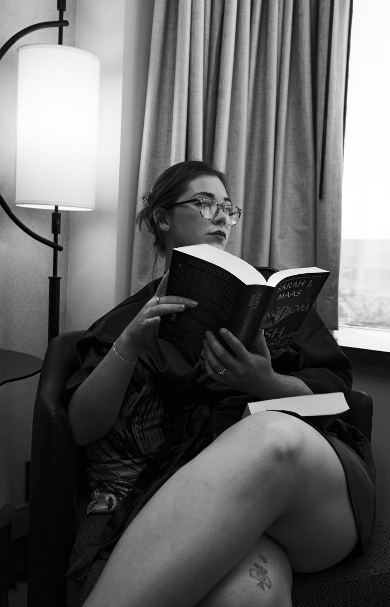 danifoltz_model's tweet photo. what's your favorite book? 
#photography #photomodel #hotelroom #Trending #DMVArea #model #modeling #photo #books #book #Reading #fantasy https://t.co/eqlVYhfUno