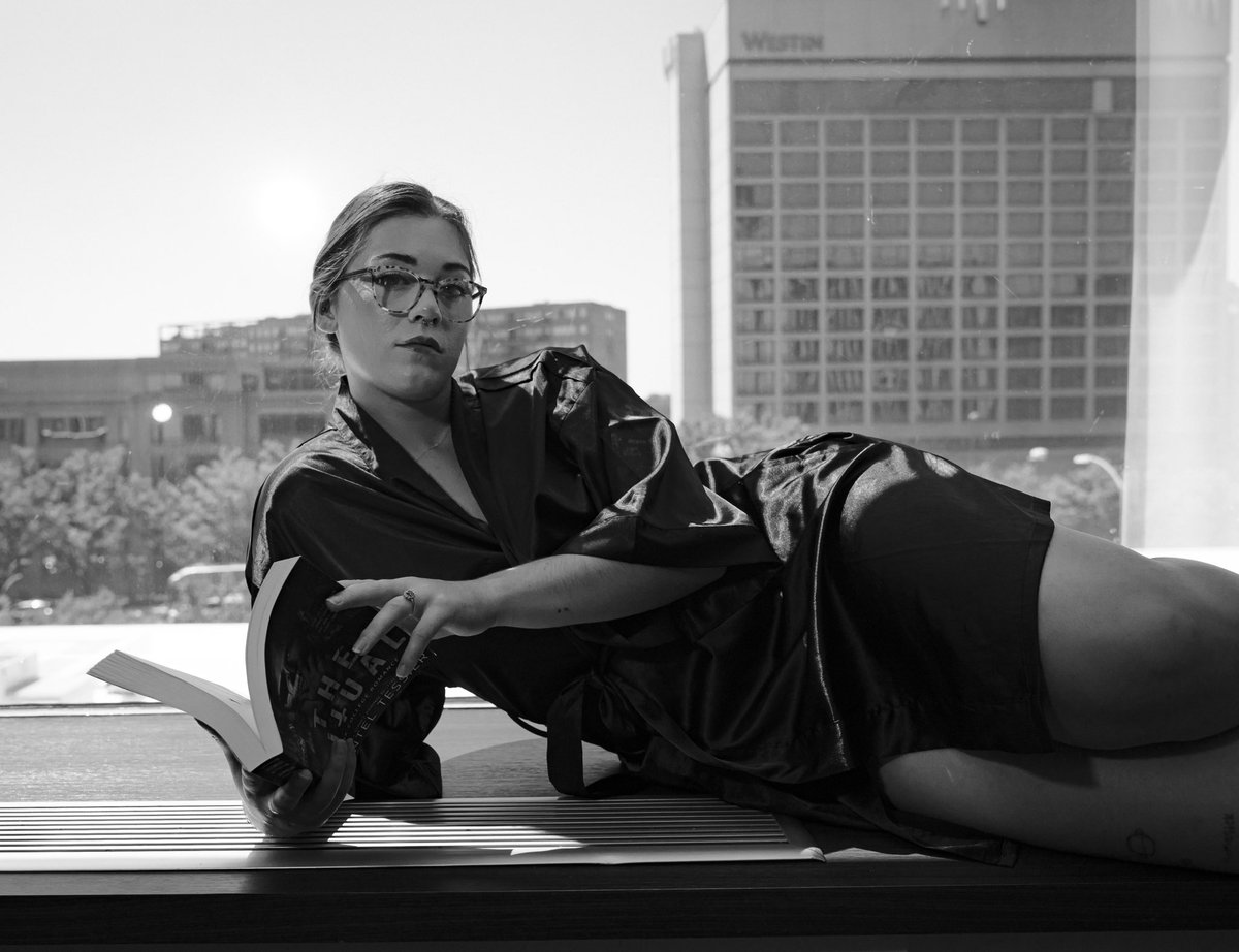 danifoltz_model's tweet photo. what's your favorite book? 
#photography #photomodel #hotelroom #Trending #DMVArea #model #modeling #photo #books #book #Reading #fantasy https://t.co/eqlVYhfUno
