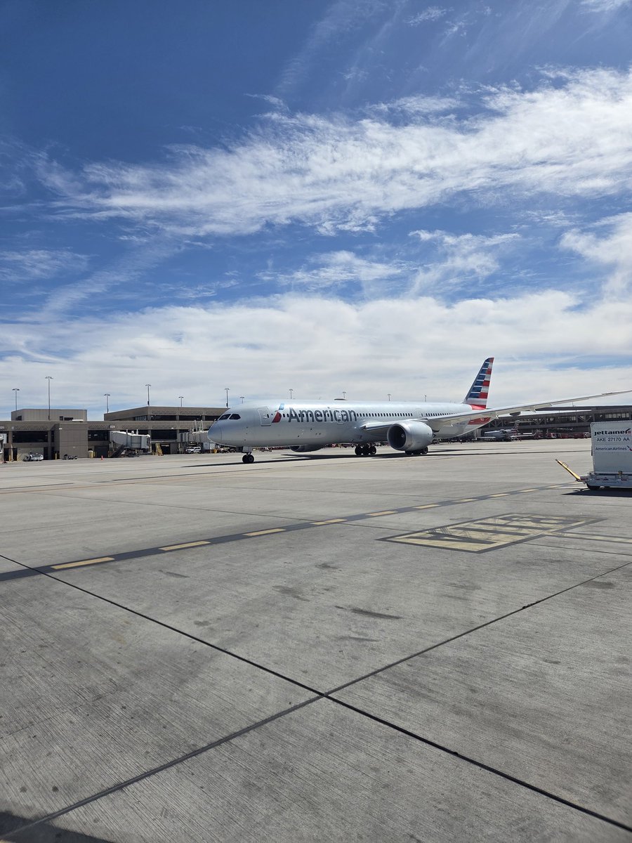 DylanTWM's tweet photo. 787-9 Dreamliner in town today! https://t.co/4dakV4ey6y