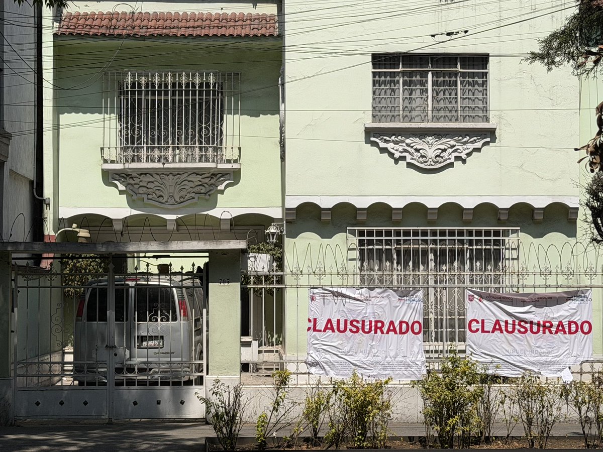 alpeca's tweet image. 🚨 Flagrante #delito rompimiento #clausura Horacio 705 #Polanco. Pedimos @mauriciotabe hagan la denuncia ante @FiscaliaCDMX y ordenes @MHGOByJ @cesar_m_garrido poner sellos en la puerta (dónde van). Demolición en curso sin licencia: ilegal. Trabajadores dentro continúan labores🚫