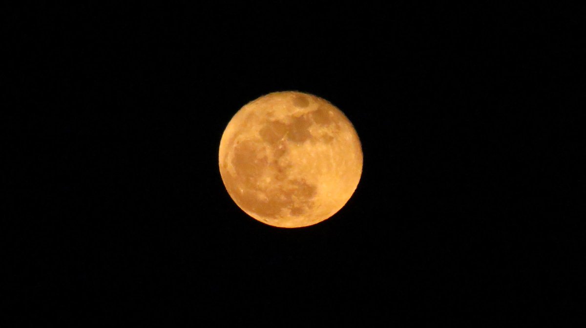 suemooney64's tweet photo. Lovely moon tonight X https://t.co/vtljQ8QFt9