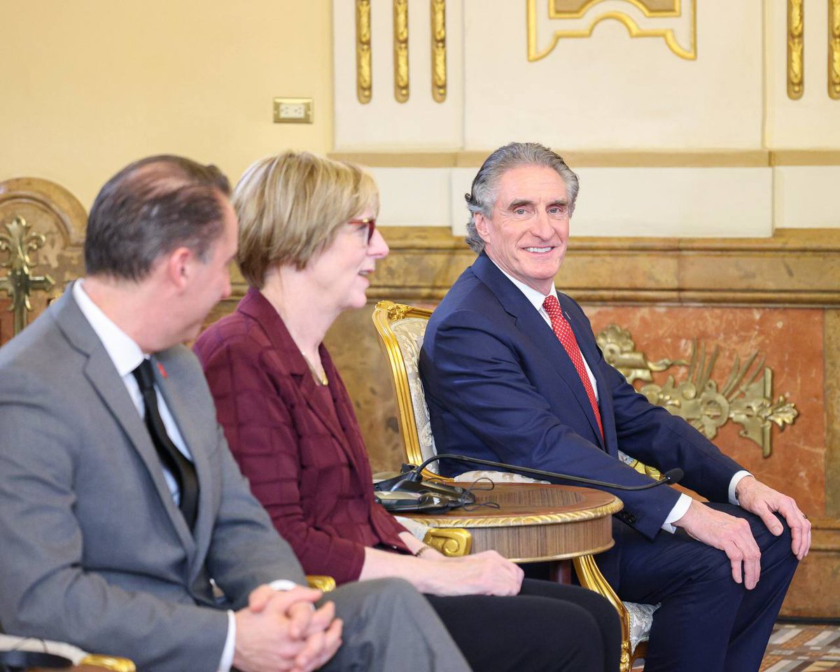PanAmPost_es's tweet photo. Internacionales 🇻🇪🇺🇸 | Delcy Rodríguez, encargada de la Presidencia de Venezuela, recibió este miércoles en Caracas al secretario de Interior de Estados Unidos, Doug Burgum, para abordar temas de interés en la cooperación energética y "fortalecer el sector minero".

▶️Burgum llegó al palacio presidencial de Miraflores para una reunión privada en la que también participa el ministro de Interior y Justicia del régimen, Diosdado Cabello.

▶️La visita del alto funcionario estadounidense se da dos días después de que el presidente de la Asamblea Nacional y hermano de la mandataria encargada, Jorge Rodríguez, señalara en una entrevista que el Legislativo prepara una reforma en la ley que rige la minería para permitir la inversión extranjera.