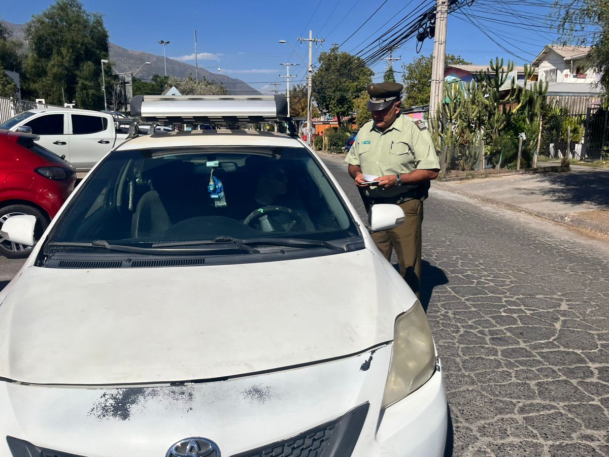 CarabPrefCord's tweet photo. PuenteAlto: @CarabMicc de la #38ªComisaría realiza difusión informativa de la Ley #NoMasChat entrevistandose con conductores y transeúntes, para evitar la comisión de o conductas viales.
#LaPrevencionEsNuestraEscencia
#CarabinerosDeTodos https://t.co/gsSRB3Ixwn