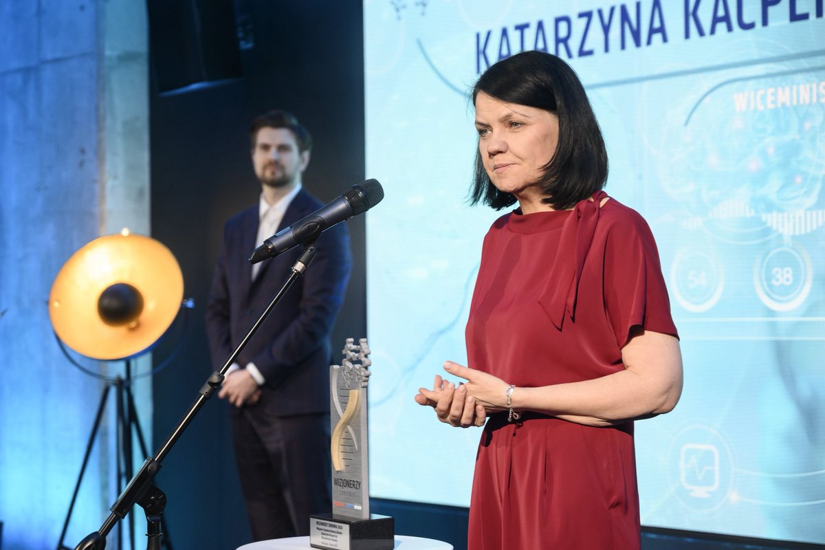 MZ_GOV_PL's tweet photo. 🏆 Wizjoner Zdrowia 2026 Wprost – Katarzyna Anna Kacperczyk!
Podczas gali Wizjonerzy - Liderzy Zmian w Zdrowiu 3.03. redakcja #Wprost wyróżniła #WiceministerZdrowia, @KaKacperczyk nagrodą Wizjoner Zdrowia.
Laudacja podkreśla jej rolę w budowaniu bezpieczeństwa lekowego w Polsce i Europie:
„Bezpieczeństwo lekowe to strategiczny element zdrowia publicznego, który musi zapewnić pacjentom dostęp do leków nawet w obliczu kryzysów”.
Doceniono również działania wiceminister Kacperczyk na rzecz wzmacniania współpracy europejskiej w obszarze zdrowia, w tym inicjatywy wspierające rozwój produkcji kluczowych leków w Europie. Podkreślono także jej rolę w budowaniu dialogu pomiędzy administracją publiczną, środowiskiem medycznym i organizacjami pacjentów oraz wkład w kształtowanie nowoczesnej i stabilnej polityki lekowej. Zwrócono również uwagę na aktywną rolę Polski w europejskiej debacie o przyszłości rynku farmaceutycznego.
✨ Nagroda została wręczona w gronie lekarzy, ekspertów i liderów systemu ochrony zdrowia. Gratulujemy!
#WizjonerzyZdrowia #BezpieczeństwoLekowe #Zdrowie #PolitykaZdrowotna #MZ