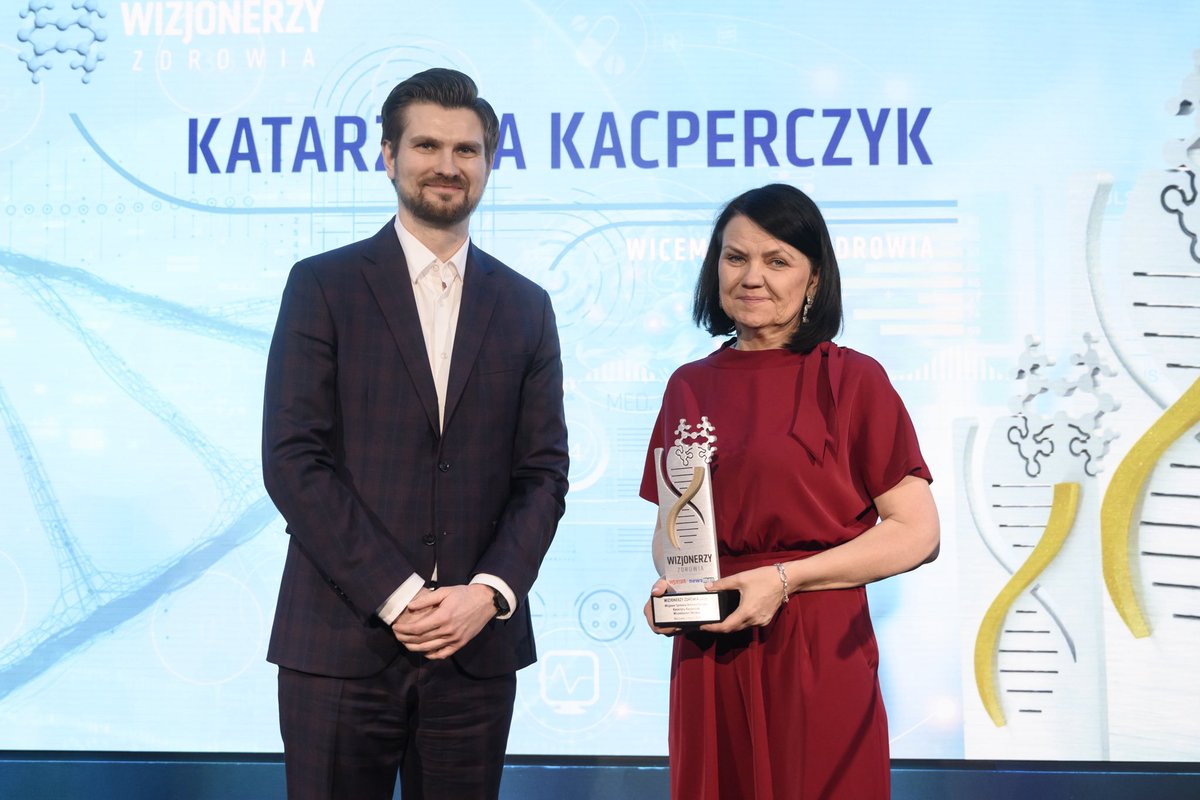 MZ_GOV_PL's tweet photo. 🏆 Wizjoner Zdrowia 2026 Wprost – Katarzyna Anna Kacperczyk!
Podczas gali Wizjonerzy - Liderzy Zmian w Zdrowiu 3.03. redakcja #Wprost wyróżniła #WiceministerZdrowia, @KaKacperczyk nagrodą Wizjoner Zdrowia.
Laudacja podkreśla jej rolę w budowaniu bezpieczeństwa lekowego w Polsce i Europie:
„Bezpieczeństwo lekowe to strategiczny element zdrowia publicznego, który musi zapewnić pacjentom dostęp do leków nawet w obliczu kryzysów”.
Doceniono również działania wiceminister Kacperczyk na rzecz wzmacniania współpracy europejskiej w obszarze zdrowia, w tym inicjatywy wspierające rozwój produkcji kluczowych leków w Europie. Podkreślono także jej rolę w budowaniu dialogu pomiędzy administracją publiczną, środowiskiem medycznym i organizacjami pacjentów oraz wkład w kształtowanie nowoczesnej i stabilnej polityki lekowej. Zwrócono również uwagę na aktywną rolę Polski w europejskiej debacie o przyszłości rynku farmaceutycznego.
✨ Nagroda została wręczona w gronie lekarzy, ekspertów i liderów systemu ochrony zdrowia. Gratulujemy!
#WizjonerzyZdrowia #BezpieczeństwoLekowe #Zdrowie #PolitykaZdrowotna #MZ
