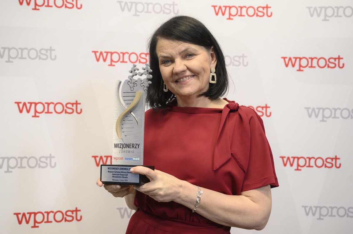 MZ_GOV_PL's tweet photo. 🏆 Wizjoner Zdrowia 2026 Wprost – Katarzyna Anna Kacperczyk!
Podczas gali Wizjonerzy - Liderzy Zmian w Zdrowiu 3.03. redakcja #Wprost wyróżniła #WiceministerZdrowia, @KaKacperczyk nagrodą Wizjoner Zdrowia.
Laudacja podkreśla jej rolę w budowaniu bezpieczeństwa lekowego w Polsce i Europie:
„Bezpieczeństwo lekowe to strategiczny element zdrowia publicznego, który musi zapewnić pacjentom dostęp do leków nawet w obliczu kryzysów”.
Doceniono również działania wiceminister Kacperczyk na rzecz wzmacniania współpracy europejskiej w obszarze zdrowia, w tym inicjatywy wspierające rozwój produkcji kluczowych leków w Europie. Podkreślono także jej rolę w budowaniu dialogu pomiędzy administracją publiczną, środowiskiem medycznym i organizacjami pacjentów oraz wkład w kształtowanie nowoczesnej i stabilnej polityki lekowej. Zwrócono również uwagę na aktywną rolę Polski w europejskiej debacie o przyszłości rynku farmaceutycznego.
✨ Nagroda została wręczona w gronie lekarzy, ekspertów i liderów systemu ochrony zdrowia. Gratulujemy!
#WizjonerzyZdrowia #BezpieczeństwoLekowe #Zdrowie #PolitykaZdrowotna #MZ