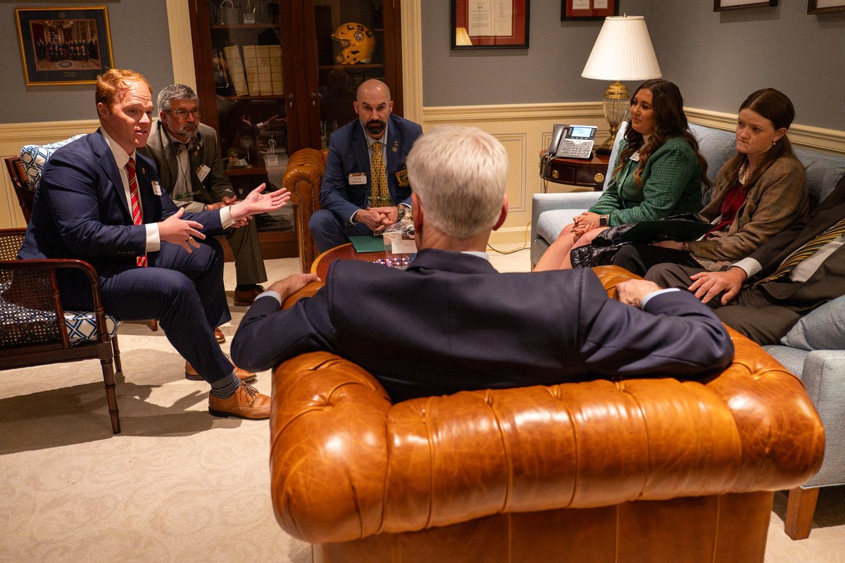 DucksUnlimited's tweet photo. Thanks to @SenBillCassidy for meeting with DU staff, volunteers, and college students from Louisiana during our Washington, DC fly-in!

We appreciate your support for federal policies that further wetlands conservation and benefit hunters in Louisiana. #DuckPolicy https://t.co/gNBi0TwVGF