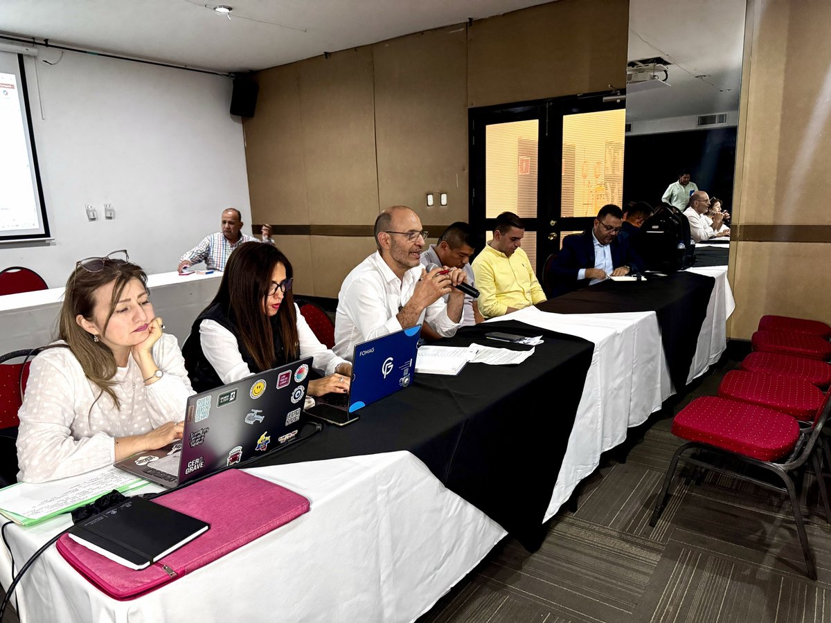 #AEstaHora en Bucaramanga inicia la reunión entre el Vicepresidente del FOMAG, <a href="/BayonaHerman/">Herman Bayona</a>, con el Sindicato de Educadores de Santander (<a href="/SindicatoSES/">Sindicato SES</a>), veedores de salud y la Asociación de Pensionados del Magisterio ANEP.

En este espacio, se exponen de manera detallada y