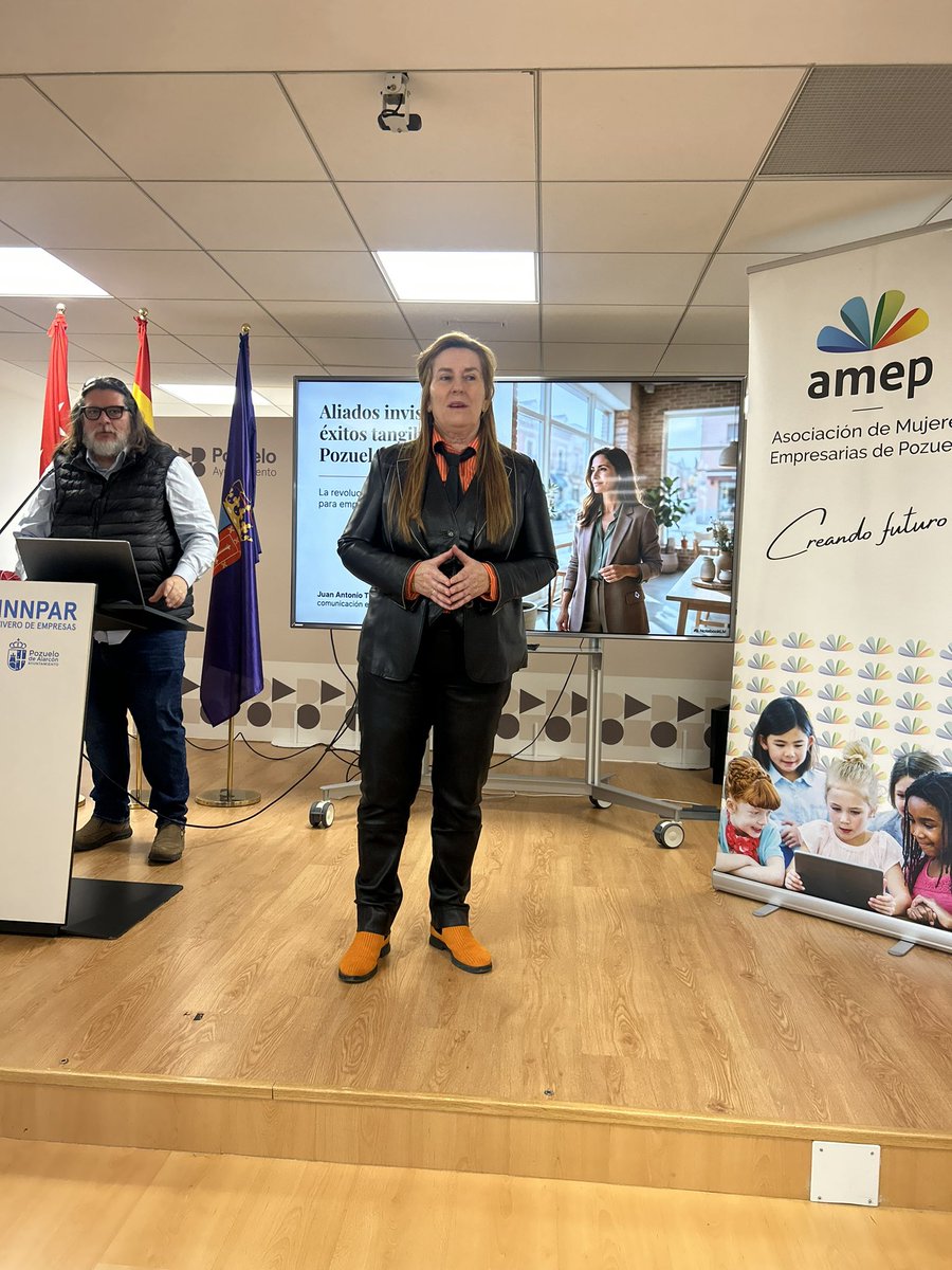 su_penedo's tweet photo. @amep ha organizado esta tarde en el INNPAR Vivero de empresas una formación a cargo de Juan Antonio Tirado sobre el papel de la IA en el funcionamiento de las pymes. 
Un ponente de lujo para un interesante y práctico tema. 
@ayto_pozuelo @PalomaTejero_ https://t.co/EJZBjXHwz3