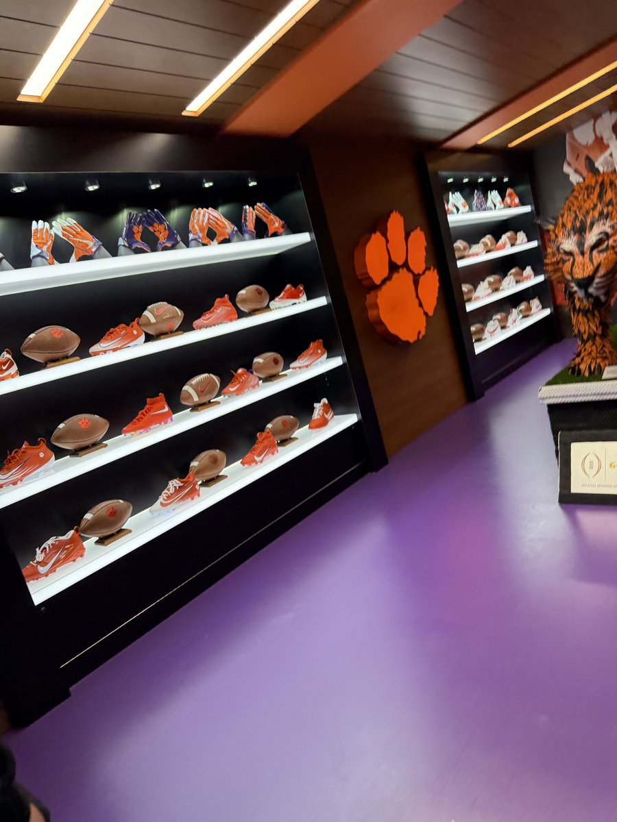 DariusCarterr's tweet photo. Had a great time back in Death Valley can’t wait to be back!!🐅🐅
@Coach_Grisham @gray_mann21 @CoachZachFulmer @joshjwall16 @JP_Priester @ClemsonInsider @Clemson247 @ClemsonSportNet @SorrellsJordan @TajhB10 @KKClemsonTigers @ArtavisScott @CoachGalloway7 @LouatTheState @CoachParks84 @AnnaH247 @Clements_TJC