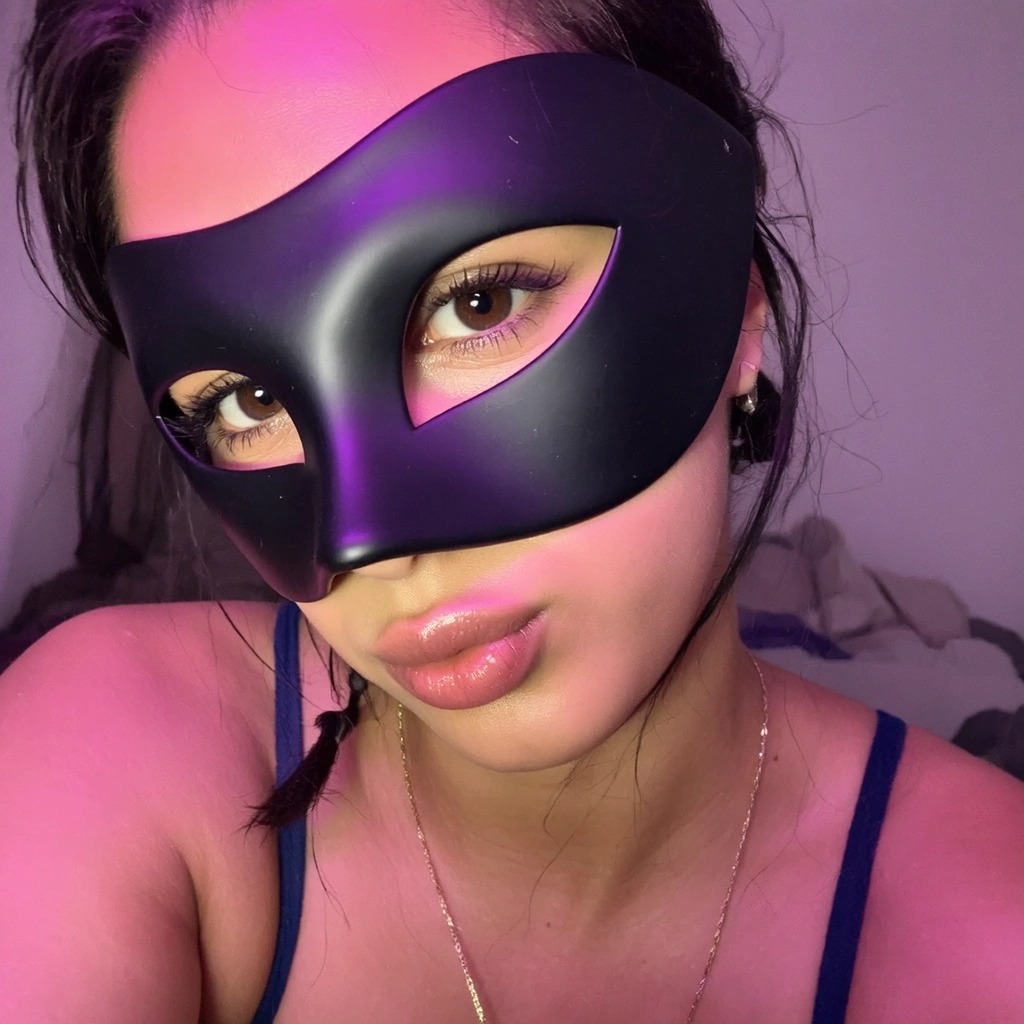MaskedSarah's tweet photo. Mijn vriendinnen en ik laten jou kruipen, huilen en nog VEEL erger. In onze ogen ben je echt niets meer dan een vies varkentje die we voor onze lol willen vernederen, uitlachen en bespugen https://t.co/3dqgYlZMOV