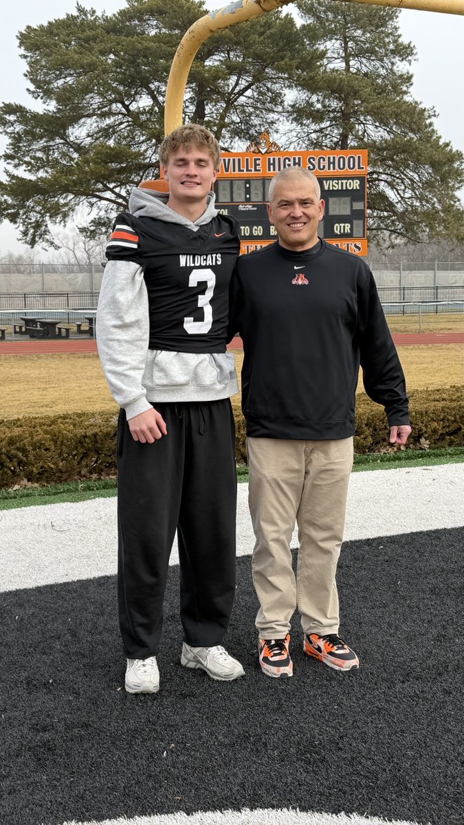 LemmingReport's tweet photo. Visited Libertyville HS, IL Head Coach Tim Budge And his 5* TE Brock Williams 6‘5“ 225 today and came away very impressed with the program, Coach Budge and of course one of the nation’s premier players. Excellent facilities and coaching staff.⁦@LHSWildcatsFB⁩ @brockwill2027 https://t.co/PTqN7NibZd