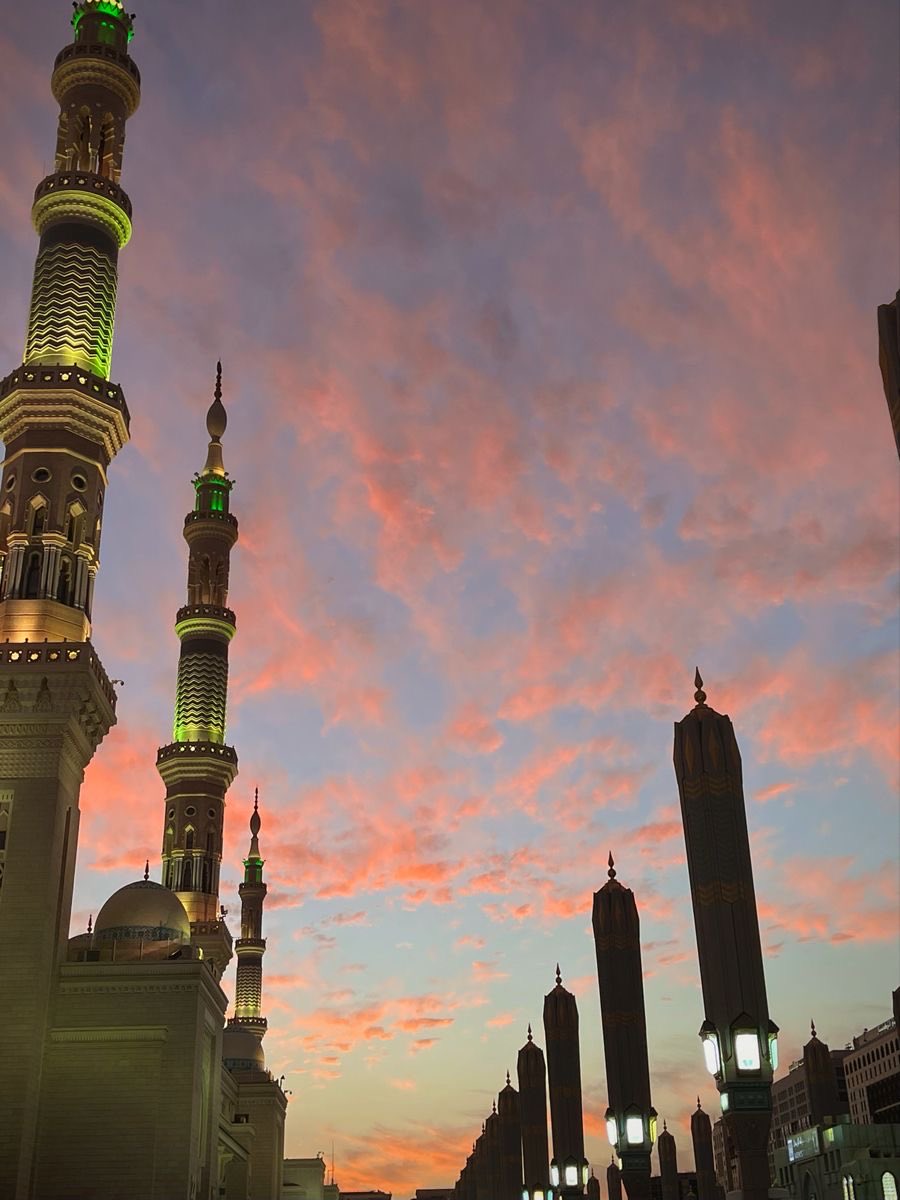 AqsaChaudhryx's tweet photo. Sunset in Medina. https://t.co/zx8uXP3UVR