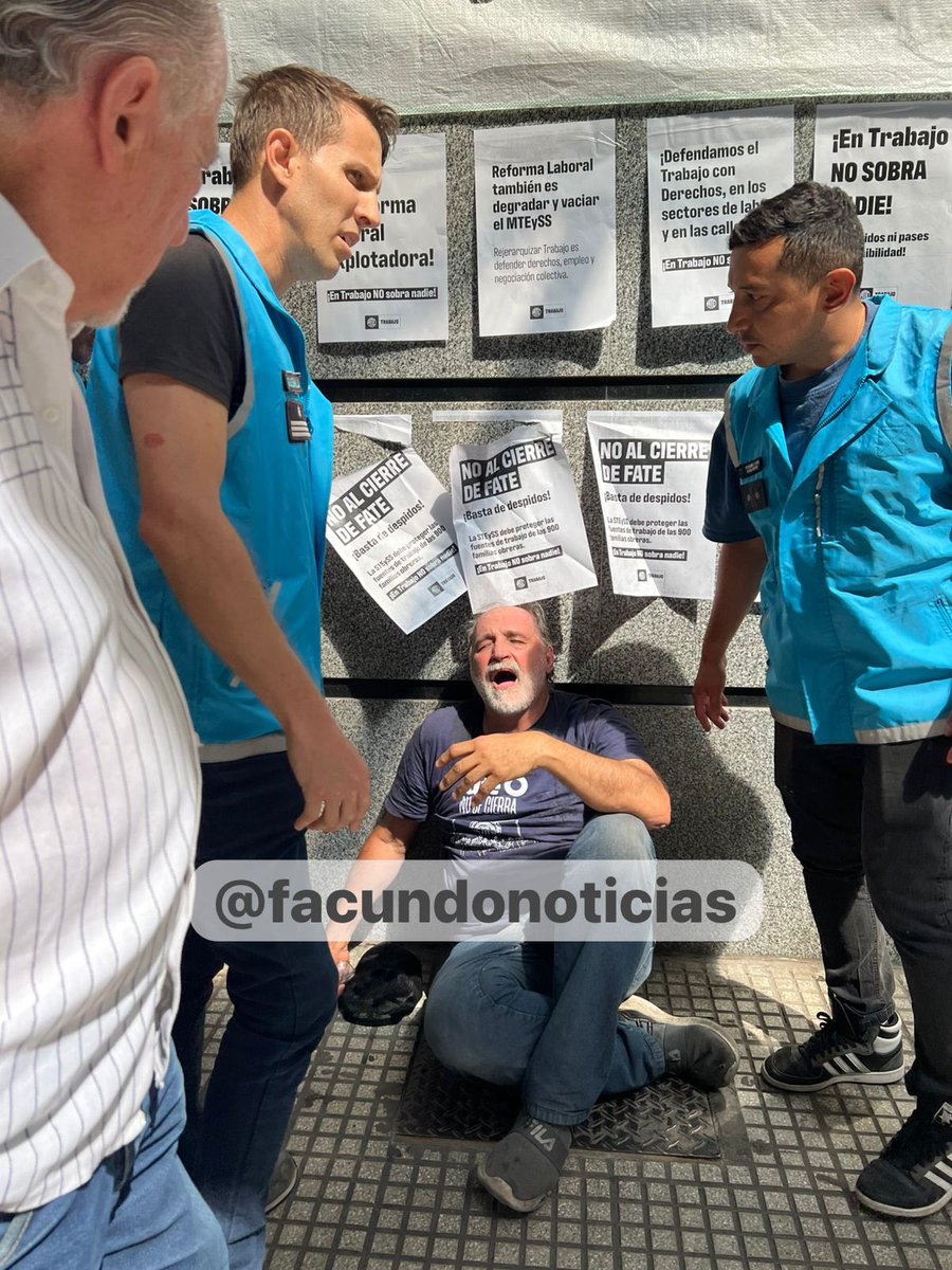 🔴AHORA: Eduardo Belliboni afectado por el gas pimienta en la manifestación de FATE en la Secretaría de Trabajo. La policía desalojó de inmediato el corte. “La calle no se corta más”, le dijeron.