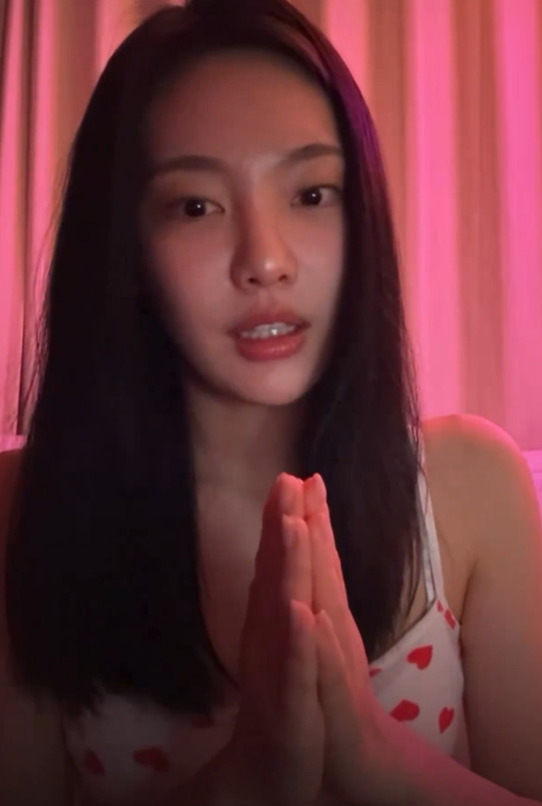 260304 🦋 หนิงหนิง IG LIVE
#닝닝 #NINGNING #aespa 

แปลสรุปรวมซาแซงโทรมากลางไลฟ์ประมาณ 3-4ครั้ง

ตั้งแต่อยู่ที่เยอรมันแล้วค่ะ ก็มีเบอร์แปลกโทรมาตลอดคอยถามว่าใช่ หนิงหนิงหรือเปล่า หนูไม่รู้เหมือนกันว่าเบอร์หลุดไปได้ยังไงแต่หนูก็หวังว่าพวกซาแซงจะเพลาๆ ลงหน่อยนะคะ