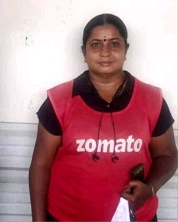 इनसे मिलिये, ये उमा जी हैं.. इन्हें ज़माटो से स्टार डायमंड अवार्ड मिला है क्योंकि लास्ट सालों से न इन्होंने एक भी ऑर्डर कैंसल किया न ही डिलीवरी लेट की..

इनके पति 10 साल पहले गुजर गये थे. सुबह 5 बजे जगती हैं और अपने बेटे को 15 किलोमीटर दूर बाइक पर क्रिकेट कोचिंग में छोड़कर आती