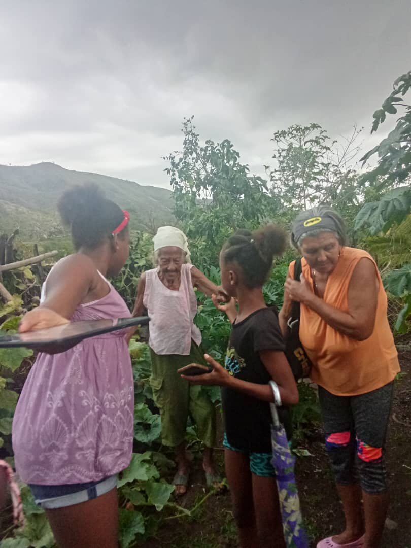 #DenunciaCiudadana #Cuba 

🔴Vive en El Cobre, en la Loma del Burro. El gobierno ni por allí se ha aparecido. Esta señora no tiene familia. Los hermanos de la iglesia somos quienes estamos intentando hacer algo por ella.

Aún desde el ciclón no tiene ni corriente. Este gobierno