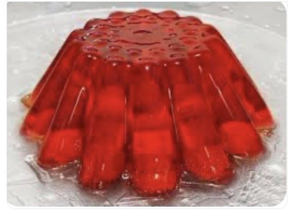 للرد و التصحيح على احد  التغريدات متداوله 
الجلي (أو الجيلاتين) لا يحتوي على ألياف غذائية بشكل يُذكر، وغالباً ما تكون كميتها صفر أو قريبة جداً من الصفر.

- الجيلاتين النقي (المسحوق أو الخام المستخدم في الطبخ) هو بروتين نقي تقريباً مشتق من الكولاجين الحيواني، ولا يحتوي على ألياف