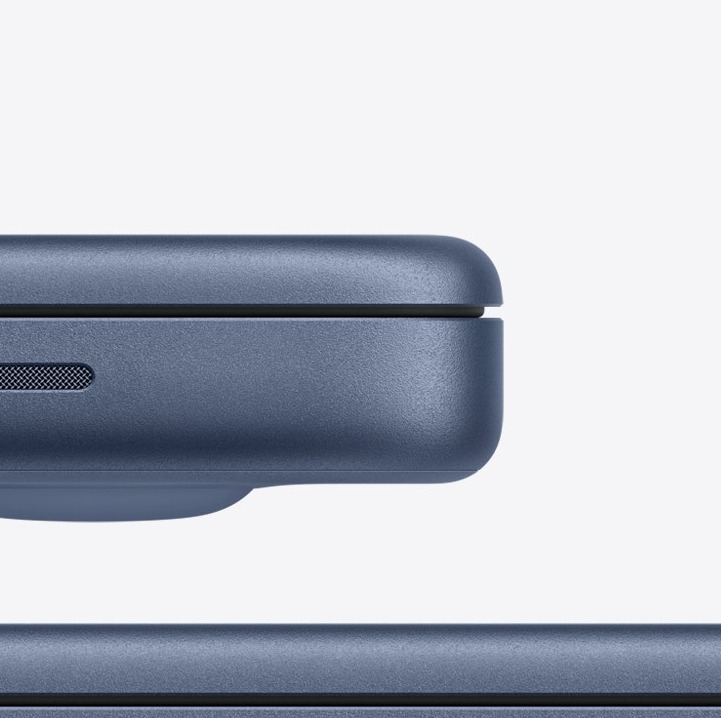 今回、ディスプレイ側の面取りの造形言語がかなり変わった。本体側とディスプレイ側の両方の半径を一致させる処理に変更されている。旧世代のiPadに似た丸み。持った際の一体感を強調する効果がありそう。
左がPro 右がNeo