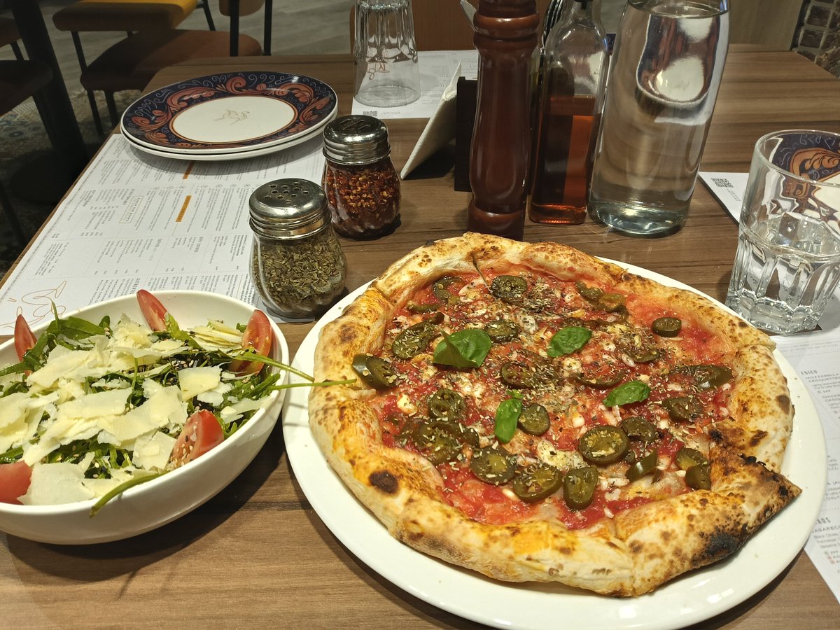 Happy Holi to my followers 😛🎉

I am offering my followers to join me eating this Sourdough Pizza and Casareccia Salad 😋