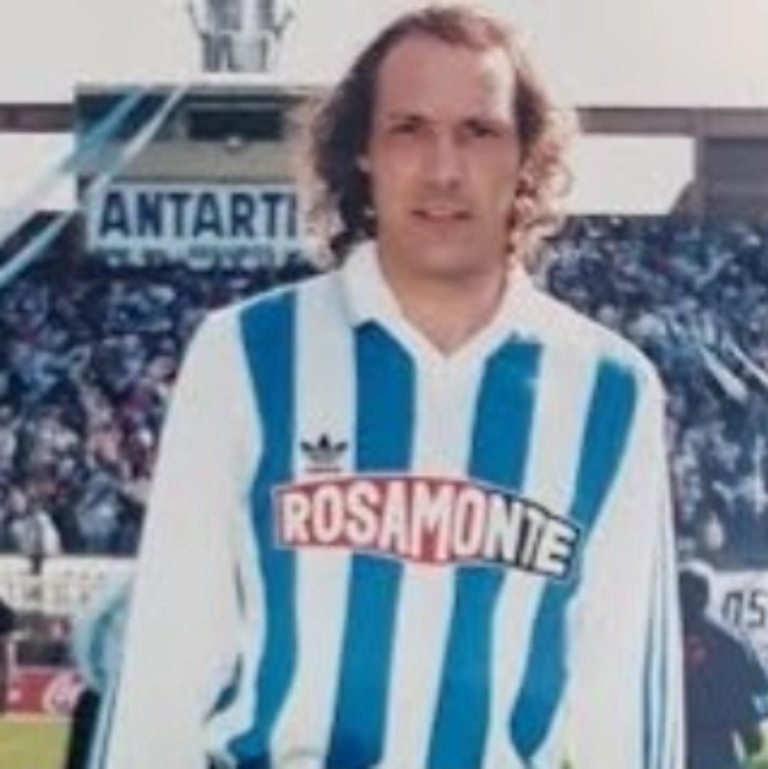 🗓 4/3/1964- Nació Mariano David Dalla Libera, en Vicente López, en Buenos Aires.
"El loco".Llegó desde Huracán en 1993, se quedó hasta 1994 y en total disputó 30 partidos oficiales y marcó 4 goles.
Web: racingpedia.com.ar
<a href="/pomelo_10/">Fabi Codevilla🎙⚽️🥊🏎</a> <a href="/carlosakd53/">Carlos Gonzalez</a> <a href="/ReySerWal/">Sergio W. Aguirre</a> <a href="/litotrabes/">LITO TRABES</a>