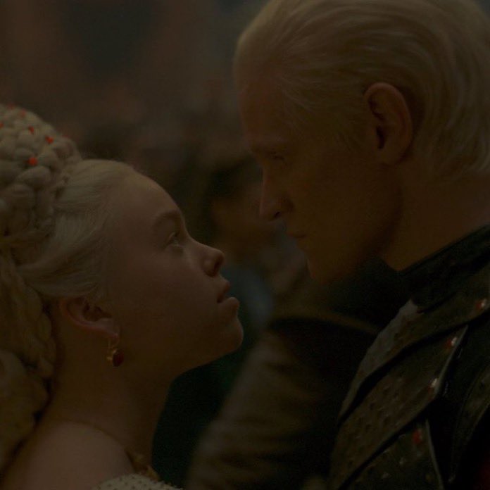 VISVNYA's tweet photo. "take me to                                  "and make me
dragonstone"                                 your wife" https://t.co/PvRjdSEBdc