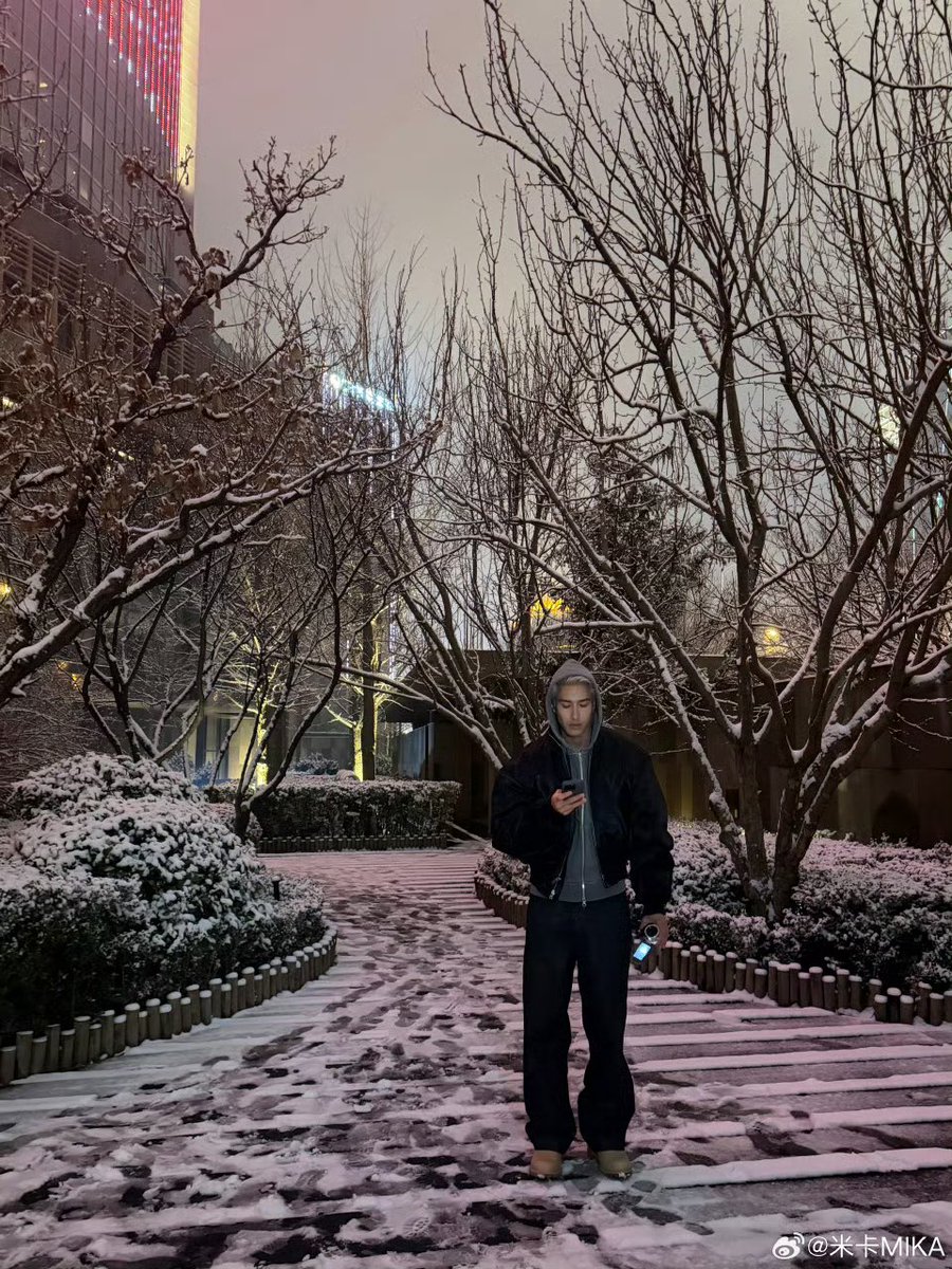 20260304 || Mika Weibo Update

หิมะตกที่ปักกิ่งแล้ว! ❄️

🔗 weibo.com/7536272024/527…

#Mika #มิกะ #米卡 #MikaHashizume #橋爪ミカ  #Mikah