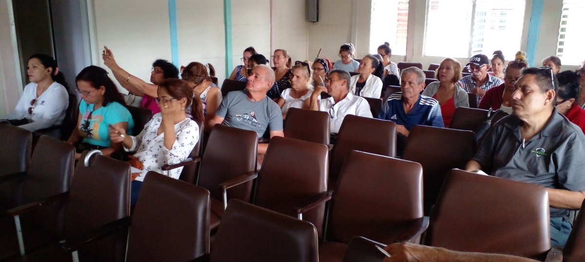 TecEducativacg's tweet photo. La superación en la DGE del municipio #CalixtoGarcía sigue ganando espacios, el Ms.c. Julio César Fernández Rosado del Centro Universitario Municipal de Calixto García desarrolla el curso Didáctica general en el siglo XXI @CubaMined @CalixtoDme @DPEHolguin @GuillermoP59059 https://t.co/1LzYBe1f2C